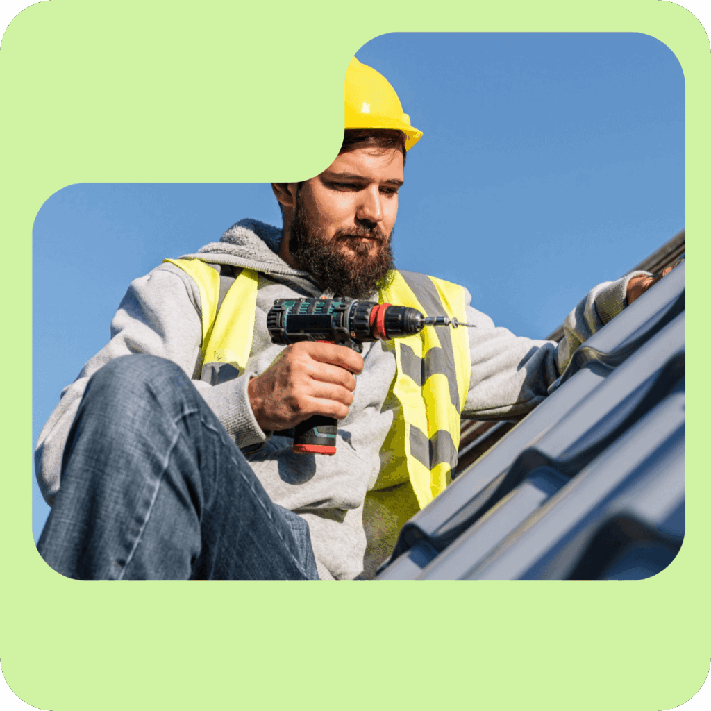 lavorazione artigianale del tetto su edificio residenziale